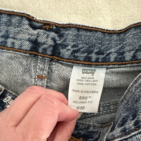 Levi 550 Frayed Hem Shorts - Picture 4 of 8